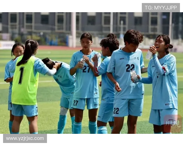 女足与男足精彩瞬间对比云相片展现足球魅力与风采