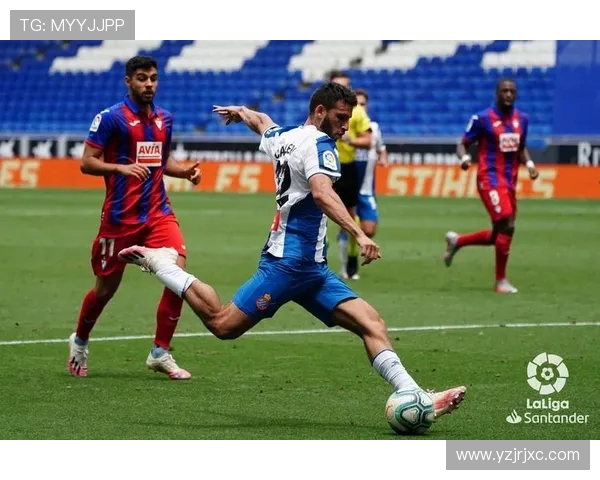 西班牙队迎战埃瓦尔力争主场胜利展现强大实力